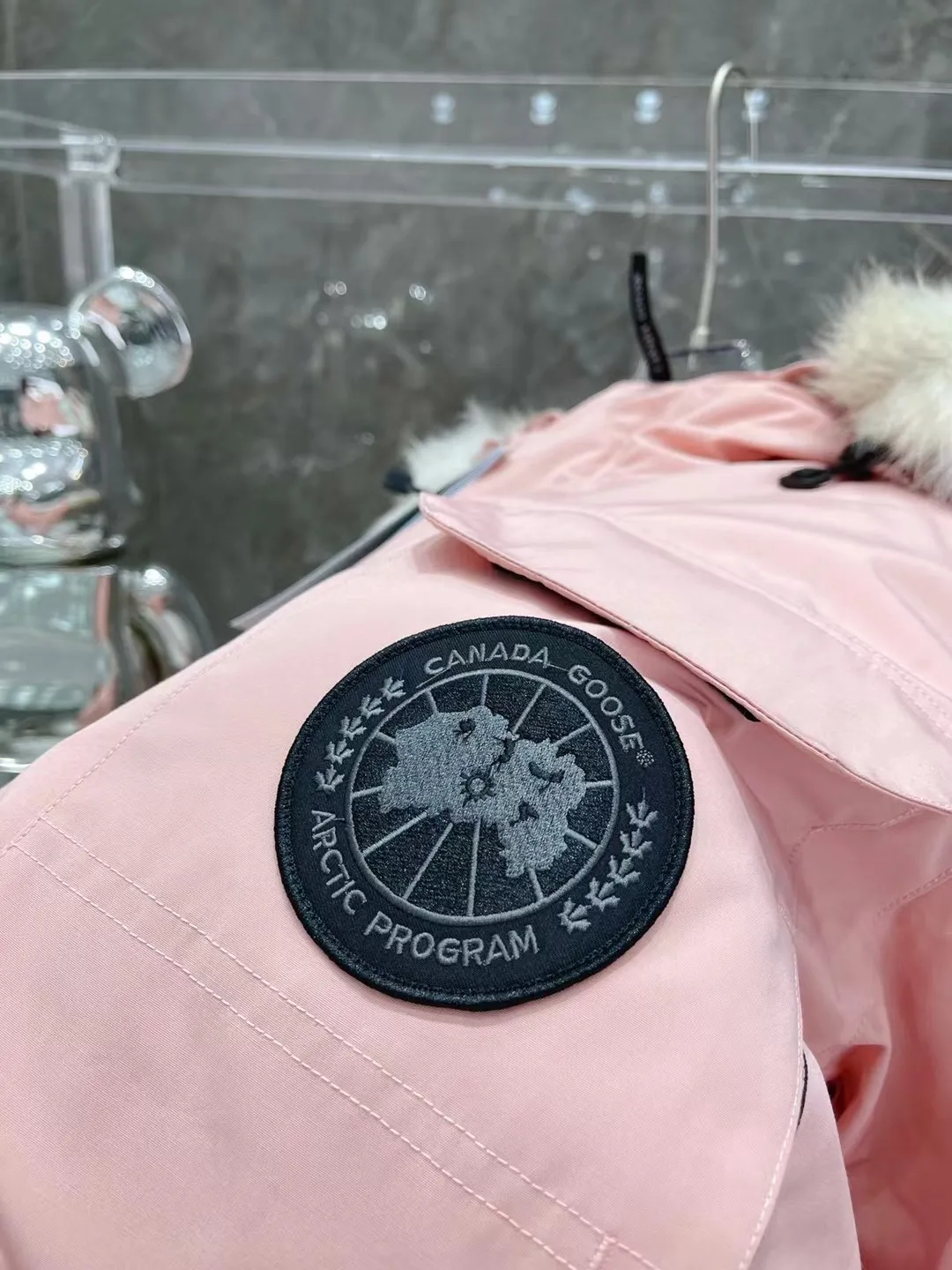 P840 Top version, original top quality Canadian brand Canada Goose has always been recognized as the warmest down jacket. Various Instagram celebrities, Internet celebrities, and celebrities often wear it for street photos. I do Canada Goose every year, but I still can’t get rid of my love for the geese. No matter how cold the weather is, there is no need to be afraid, because there are geese! ! The fur collar is made of top-grade imported coyote fur, which is not comparable to most of the loose and soft raccoon fur and fake fur on the market. The delicate and firm feel of the natural Siberian coyote fur collar is the sense of life that comes from the erosion of wind and frost in nature. The fur collar is removable! Filled with 90% white duck down, Canada Goose is the legendary warmest down jacket and is known as a must-have for Arctic outdoor sports! The most popular down jacket in the world, celebrities are rushing to buy it, it is a must-have! Same style for men and women Size: XS~L Ready in stock😍😍